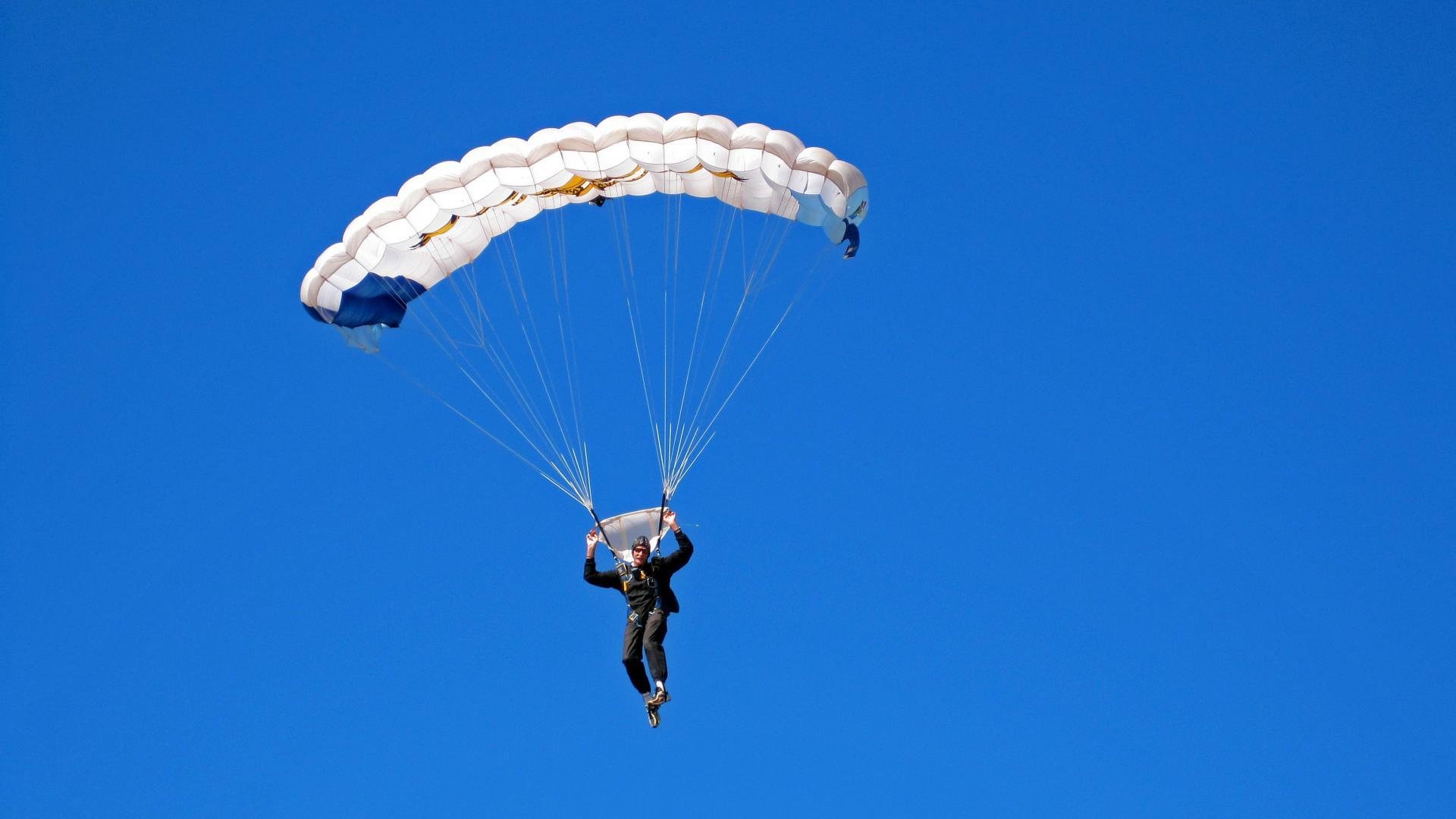 湖人夏训营开放日吸引大量家长，湖人训练营什么时候开始
